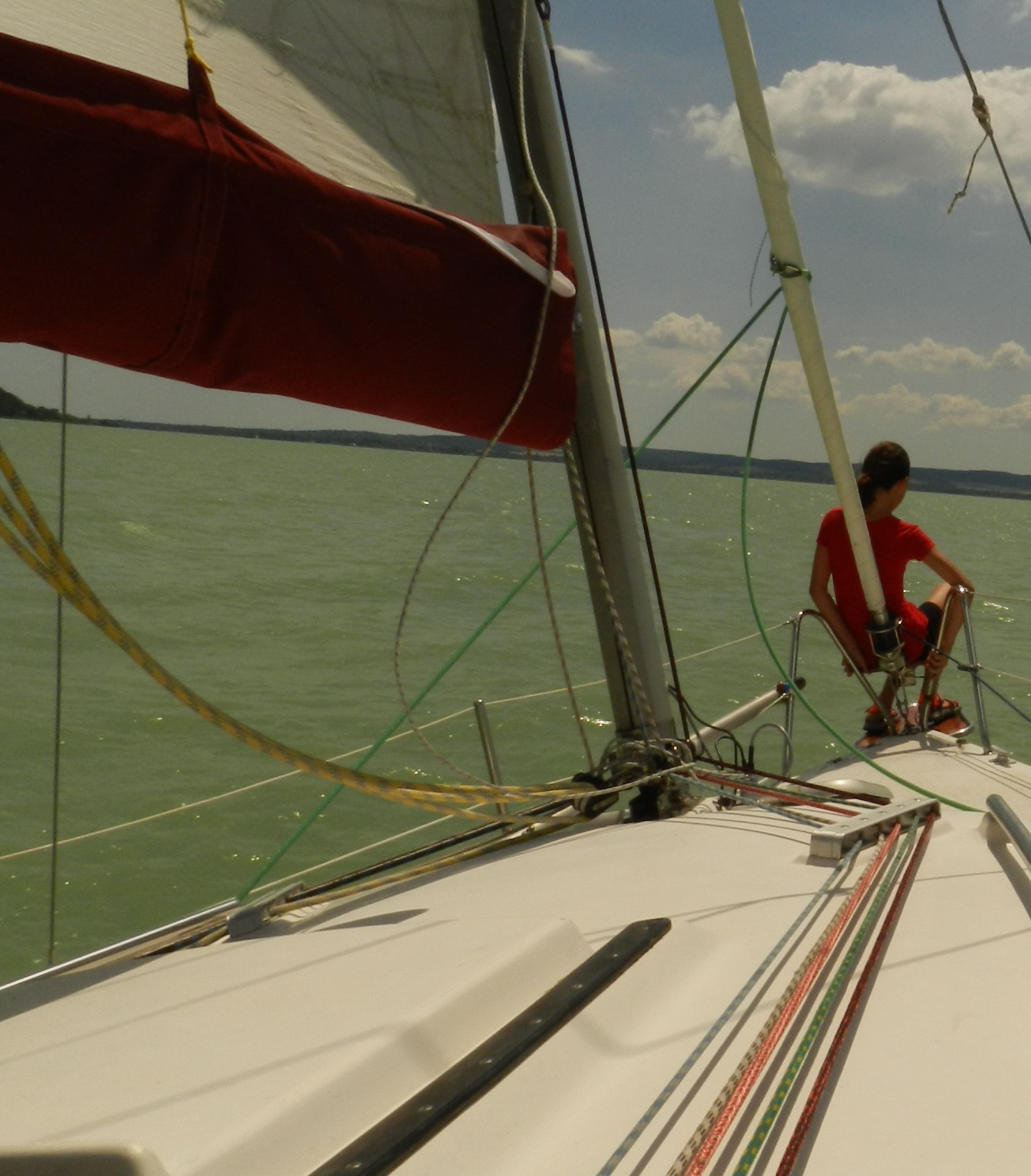 Élvezze családjával, barátaival a Balaton lenyűgöző helyeit. Aludjon minden nap más kikötőben, keresse a nyüzsgő éjszakai életet például a Balatonfüredi kikötő egyikében, vagy a nyugalmat adó badacsonyi hegy lábánál pihenjen egyet.